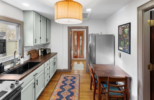 Hyde Park Apartment | Cozy on Kendall