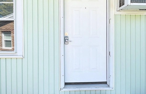 Crescent Beach Apartment | Cozy one bedroom across from the beach #2