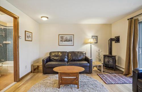 Central Vermont- Killington House | Cozy One-Bedroom Edgemont Condo with Ski Access & Fireplace B3