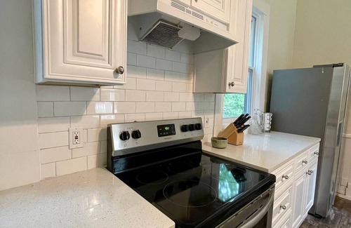 Thomaston House | Cozy Original Neo-Colonial 4 Bedroom Home in Downtown