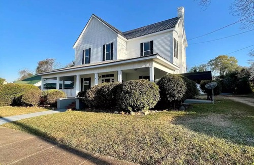Thomaston House | Cozy Original Neo-Colonial 4 Bedroom Home in Downtown