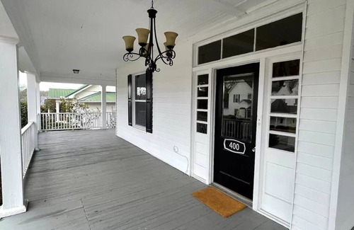 Thomaston House | Cozy Original Neo-Colonial 4 Bedroom Home in Downtown