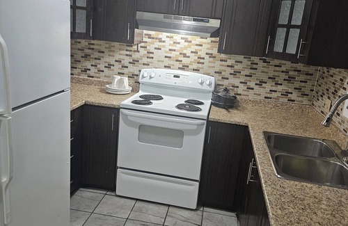 Brampton West House | Cozy&Peaceful 3 bedroom house available 20 mins to perrson airport