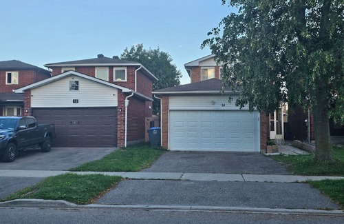Brampton West House | Cozy&Peaceful 3 bedroom house available 20 mins to perrson airport
