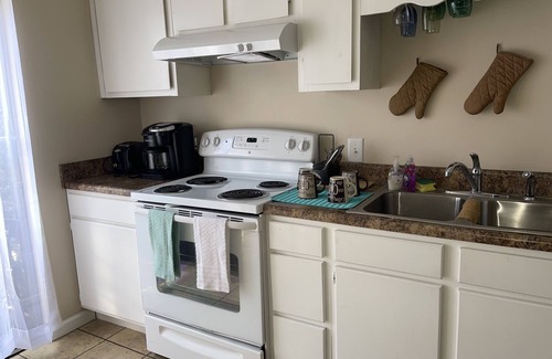 Glen Iris Condo | Cozy/peaceful condo that’s centrally-located & only minutes to many attractions.