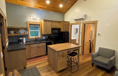 Osage Cabin | Cozy Peninsula Lake Cabin on 40 Acres