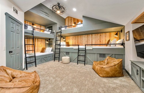 Branson Condo | Cozy Penthouse Christmas Getaway!
