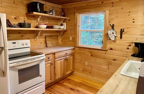 Boothbay Harbor Cabin | Cozy & Pet-Friendly Log Cabin with Access to a Private Beach!