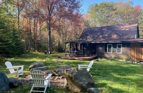 Boothbay Harbor Cabin | Cozy & Pet-Friendly Log Cabin with Access to a Private Beach!