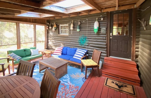 Boothbay Harbor Cabin | Cozy & Pet-Friendly Log Cabin with Access to a Private Beach!
