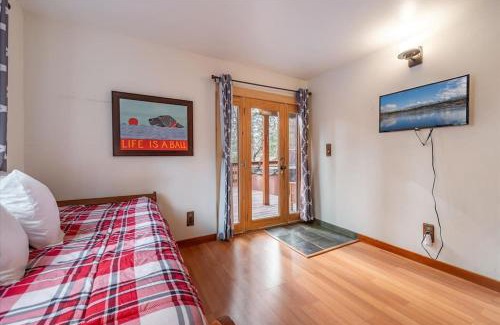 Brockway House | Cozy Pet-Friendly Cabin Hot-Tub Walk to Lake Tahoe Beach