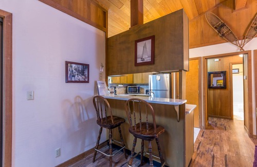 Sunriver Cabin | Cozy Pet Friendly Cabin, Wood Fireplace, Hot Tub, SHARC passes, close to Village