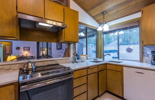 Sunriver Cabin | Cozy Pet Friendly Cabin, Wood Fireplace, Hot Tub, SHARC passes, close to Village