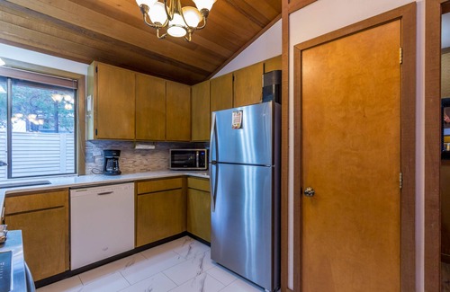 Sunriver Cabin | Cozy Pet Friendly Cabin, Wood Fireplace, Hot Tub, SHARC passes, close to Village