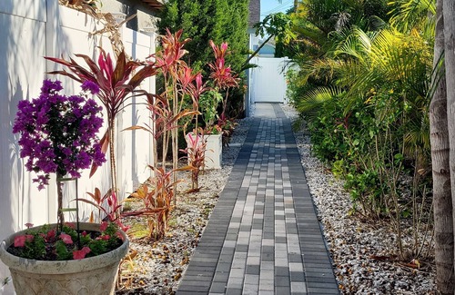 Bearss Plaza Apartment | Cozy, pet friendly, centrally-located studio in Tampa