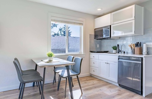Greenwood House | Cozy Pet friendly Downstairs Retreat in Seattle