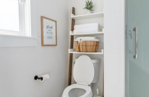 Greenwood House | Cozy Pet friendly Downstairs Retreat in Seattle