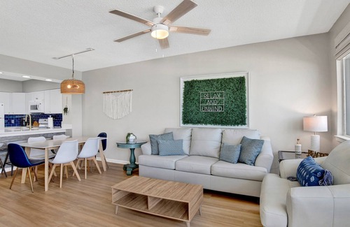 Orange Beach Condo | Cozy Pet Friendly Beachfront Retreat On Top Floor