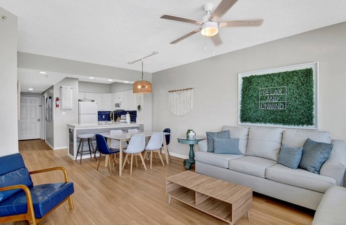 Orange Beach Condo | Cozy Pet Friendly Beachfront Retreat On Top Floor