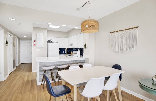 Orange Beach Condo | Cozy Pet Friendly Beachfront Retreat On Top Floor