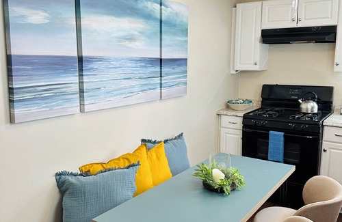 Norwalk Apartment | Cozy, pleasant 2BR apt in Beach community! Only 1hr to NYC!