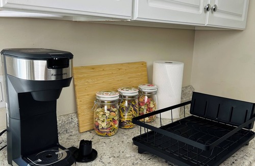 Norwalk Apartment | Cozy, pleasant 2BR apt in Beach community! Only 1hr to NYC!