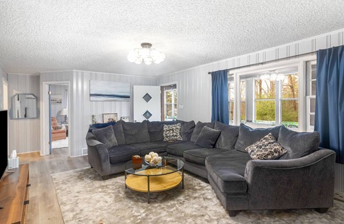 Greentown House | Cozy Poconos Lakehouse Wallenpaupack PET Friendly Deck and Fire Pit