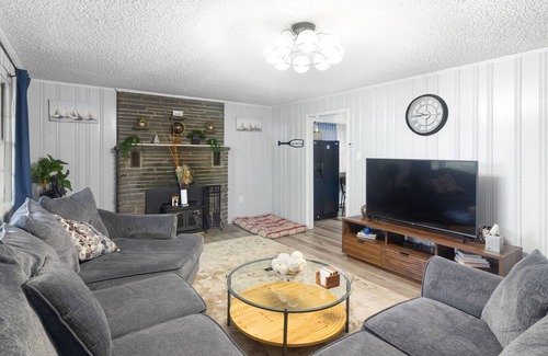 Greentown House | Cozy Poconos Lakehouse Wallenpaupack PET Friendly Deck and Fire Pit