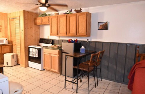Woodbine Cabin | Cozy pondside cabin near Laurel Lake with full kitchen and laundry