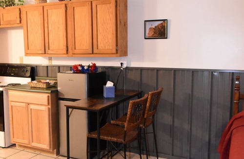 Woodbine Cabin | Cozy pondside cabin near Laurel Lake with full kitchen and laundry