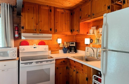 Wellfleet Cottage | Cozy Pondside Cottage, Wellfleet, 5 Min to Beaches