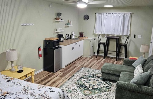 East Meredith Cabin | Cozy Pondside Retreat - near Oneonta & Cooperstown