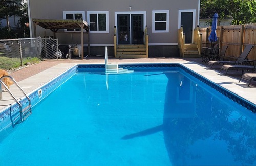 Overland Park Apartment | Cozy Poolside Retreat - Studio Guest House