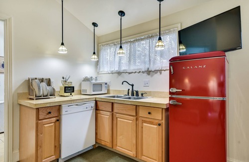 Irvington Apartment | Cozy Portland Studio w/Electric Fireplace