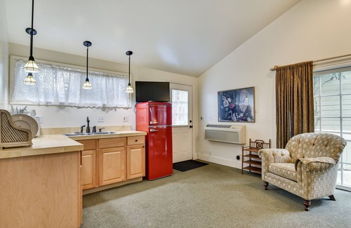 Irvington Apartment | Cozy Portland Studio w/Electric Fireplace