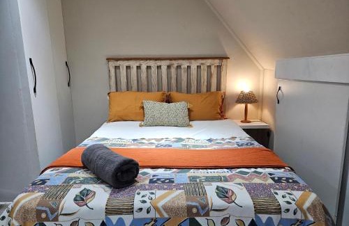 Somerset East Apartment | Cozy & Private Bachelor Flat