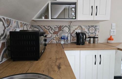Somerset East Apartment | Cozy & Private Bachelor Flat