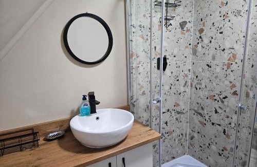 Somerset East Apartment | Cozy & Private Bachelor Flat