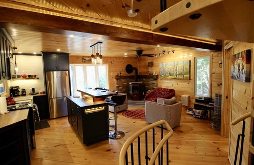 Val-des-Monts Cottage | Cozy Private Cottage steps from Lac Dodds w/Sauna -55 mins from Downtown Ottawa