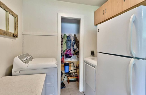 Scotch Creek Cottage | Cozy Private Cottage Near Lake!