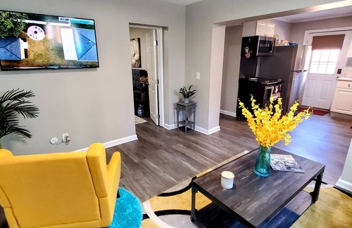 Hurwood Heights Condo | Cozy private duplex unit 8 minutes from downtown and 12 minutes from the airport