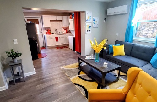 Hurwood Heights Condo | Cozy private duplex unit 8 minutes from downtown and 12 minutes from the airport