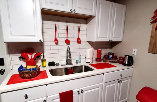 Hurwood Heights Condo | Cozy private duplex unit 8 minutes from downtown and 12 minutes from the airport