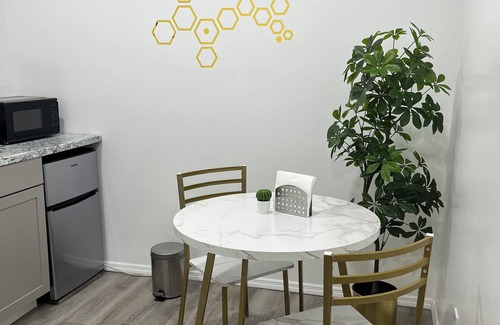 Westside Apartment | Cozy Private Entire Studio Suite Independent Guest Entrance