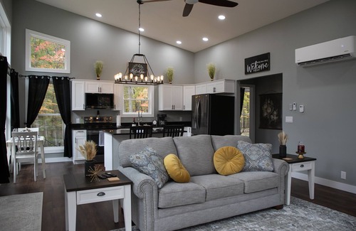 West Union Cabin | Cozy private getaway built for couples to reconnect !