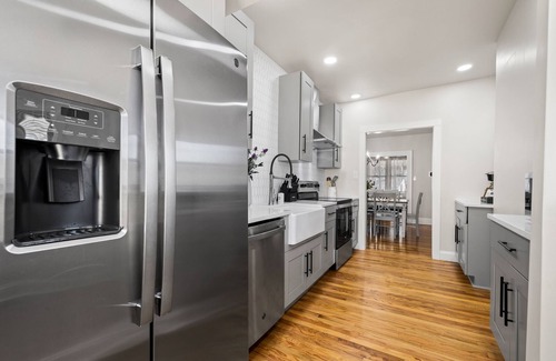 Knoxville House | Cozy *Private Home* 2Miles to UT/Neyland Stadium/Boiling Arena .