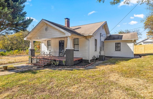 Knoxville House | Cozy *Private Home* 2Miles to UT/Neyland Stadium/Boiling Arena .