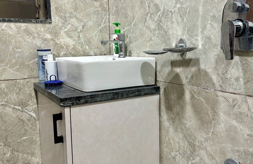 Marol Apartment | Cozy Private Room, 2BHK Stay in Powai, Room in an Apartment,