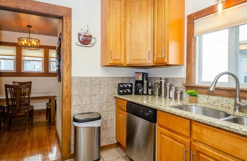 Ann Arbor House | Cozy- Quaint Downtown Delight!