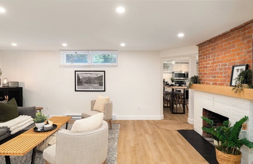 Saanich East House | Cozy Quiet 2 Bed Victoria Retreat with Gym